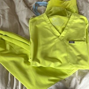 DISCONTINUED COLOR Citrine Scrub set